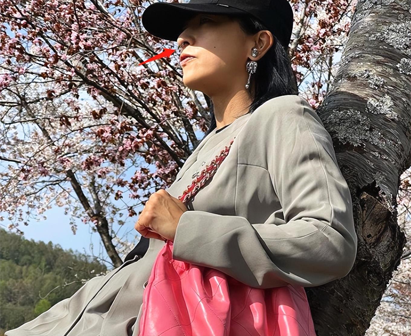 徐濠萦近照揭秘，小巷风情与隐藏特色小店探访